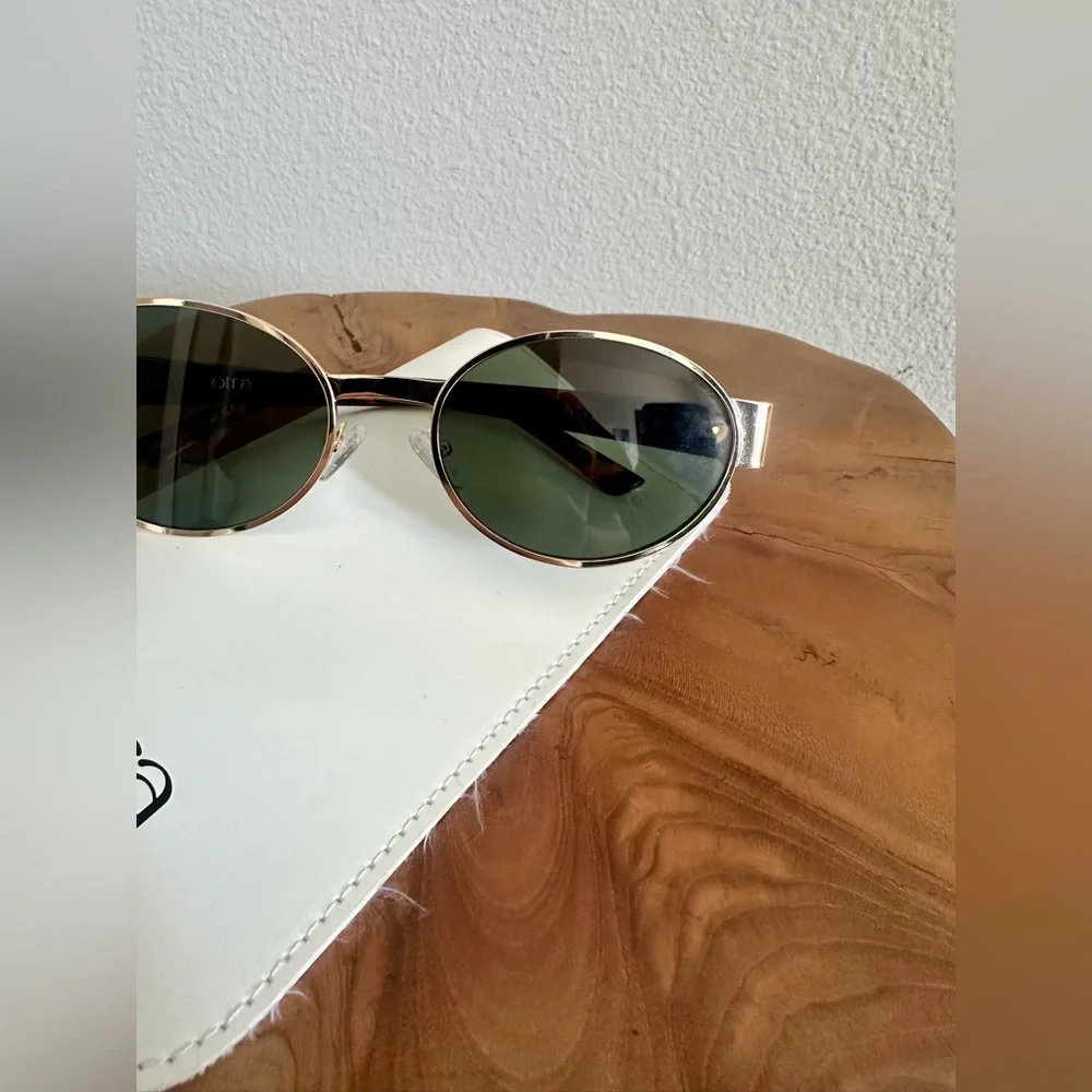 Chic Otra “Echo” Gold and Black Sunglasses - Picture 8 of 13